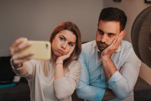 Căsătoriile Tinder: Presiune socială și instabilitate