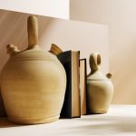 Decorațiuni suspendate din ceramică mată peste insulă