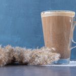 Cappuccino de ovăz artizanal preparat în blender