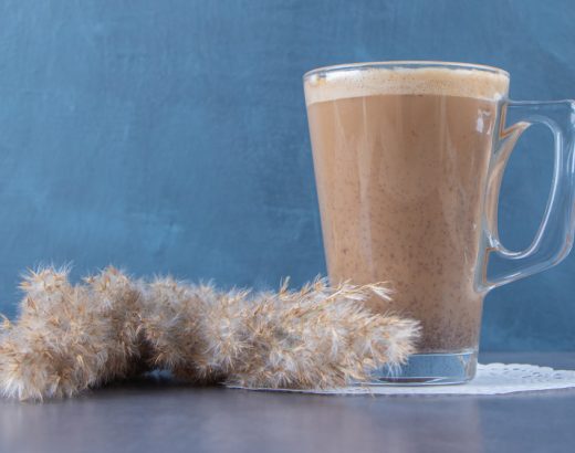 Cappuccino de ovăz artizanal preparat în blender