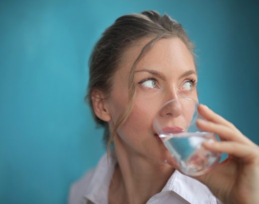 Hidratarea pielii din interior cu apă infuzată