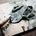 Reparația fisurilor fine în betonul decorativ de exterior