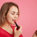 Cum să îți faci un machiaj glossy lips