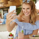 Beauty detox de social media: cum îți alegi mai bine produsele când nu mai urmărești orice trend