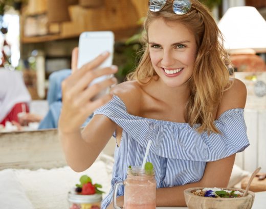 Beauty detox de social media: cum îți alegi mai bine produsele când nu mai urmărești orice trend