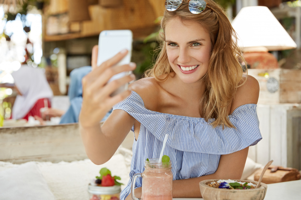 Beauty detox de social media: cum îți alegi mai bine produsele când nu mai urmărești orice trend